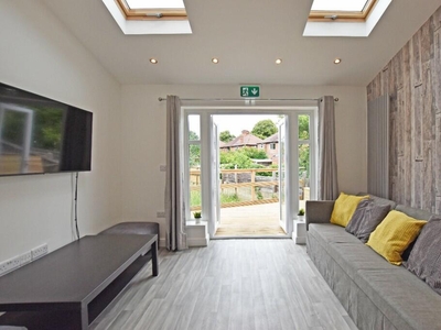 6 bedroom semi-detached house for rent in Pelham Crescent, Beeston NG9