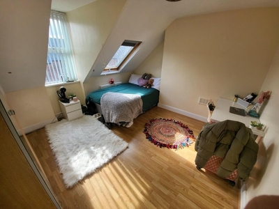 6 bedroom terraced house for rent in Churchill Gardens, Newcastle Upon Tyne, NE2