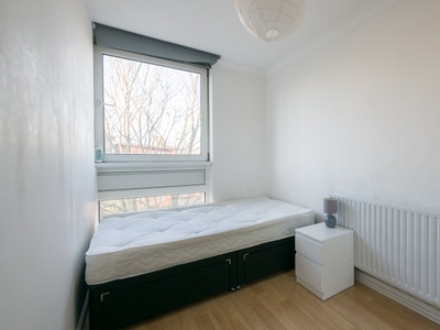 Bright room to rent in 4-bedroom flat, Kensington, London