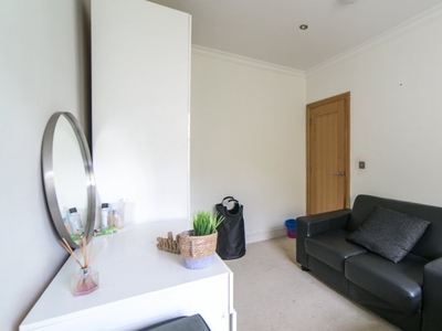 Room for rent in 4-bedroom flat in City of Westminster