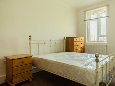 Room for rent in 4-bedroom flat in Hammersmith & Fulham