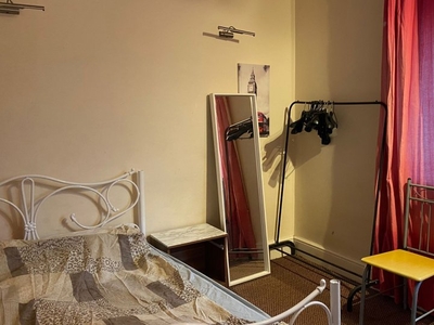 Room to rent in 4-bedroom flat in Royal Docks, London
