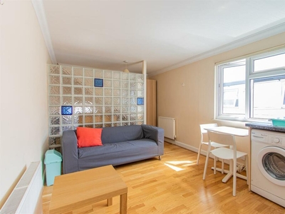 Studio flat for rent in Connaught Road, Roath, CF24