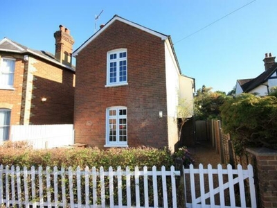 2 bedroom detached house for rent in New Road, Chilworth, GU4