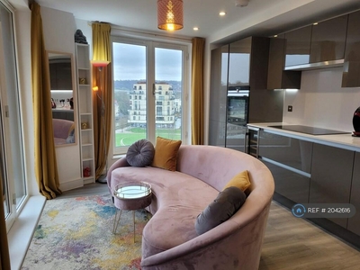 2 bedroom penthouse for rent in Midland Road, Bath, BA2