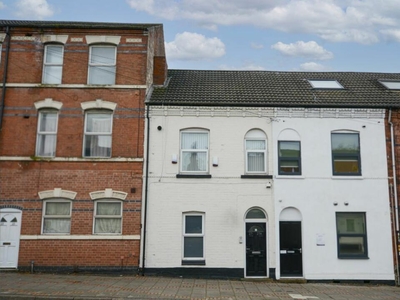 3 bedroom flat for rent in Bentinck Road, Nottingham, NG7 4AA, NG7