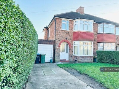 3 Bedroom Semi-detached House For Rent In London