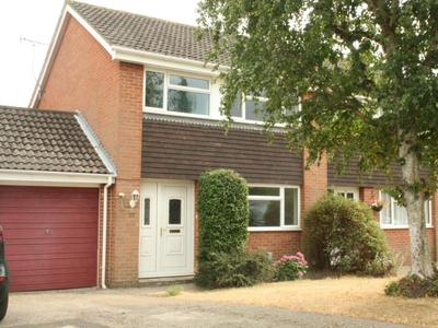 3 bedroom semi-detached house for rent in Richborough Close, Earley, RG6
