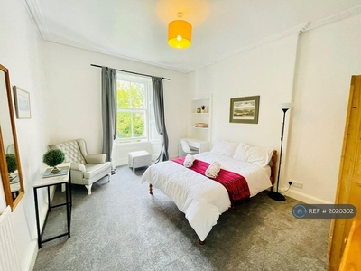 4 bedroom flat for rent in Montague Street, Edinburgh, EH8