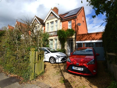 4 bedroom semi-detached house for rent in Warwick Road, RG2