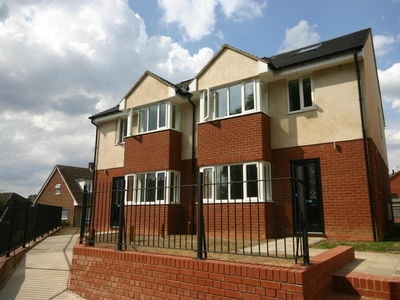 4 bedroom town house for rent in Buckingham Road, Bletchley, MK3