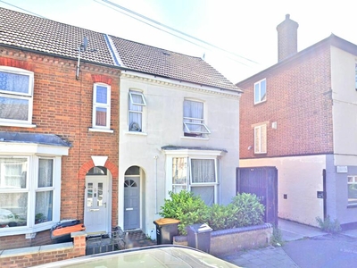 5 bedroom end of terrace house for rent in Grafton Road, Bedford, MK40