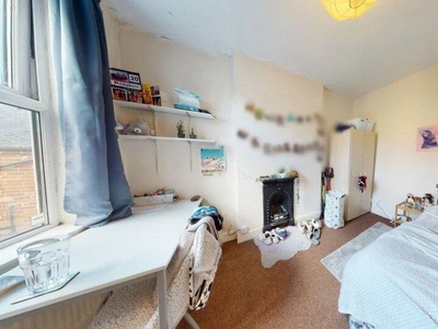 5 bedroom semi-detached house for rent in Devonshire Promenade, Lenton, Nottingham, NG7