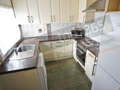 5 bedroom town house for rent in **£95.00pppw Excluding** Bentinck Road, Hyson Green, NG7 4AG, NG7