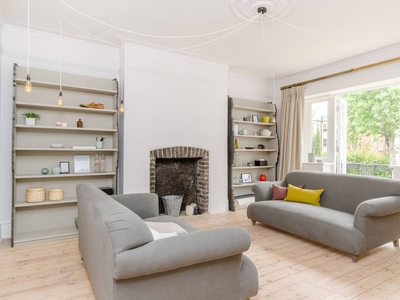 Flat in Crediton Hill, West Hampstead, NW6