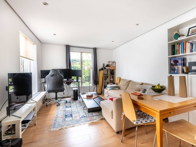 Flat in Princes Square, Bayswater, W2