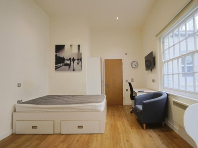 Studio flat for rent in Frogmore Street, Bristol, BS1