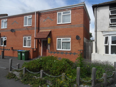 Studio flat for rent in Radcliffe Road, , SO14