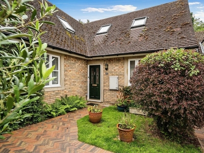 Watton House, Watton At Stone, Hertford - 3 bedroom end of terrace house