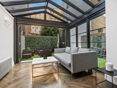 Guilford Street, Russell Square, London - 3 bedroom flat