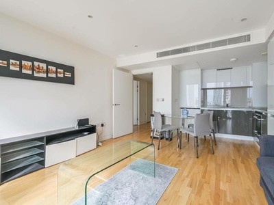 1 bedroom flat for rent in Landmark West Tower, Canary Wharf, London, E14