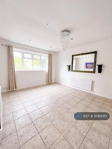 2 bedroom flat for rent in Abercorn Road, London, NW7