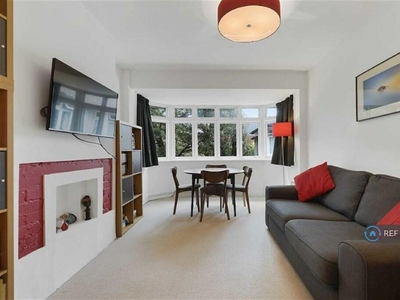 2 bedroom flat for rent in Grove Court, London, SE26
