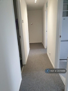 2 bedroom flat for rent in Highlands Close, Hounslow, TW3