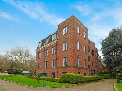 2 bedroom flat for rent in Manor Fields, Putney Hill, SW15