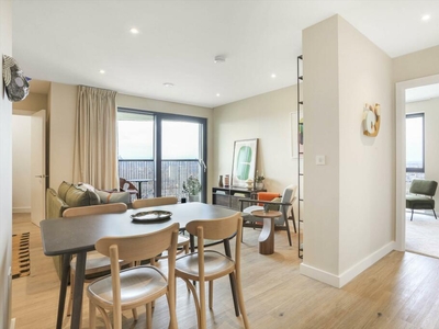 2 bedroom flat for rent in Reed Avenue, London, E3