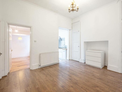 2 bedroom flat for rent in Sunningfields Road, Hendon, London, NW4