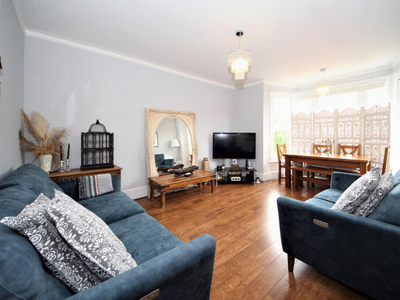 2 bedroom flat for rent in The Mall, London, N14