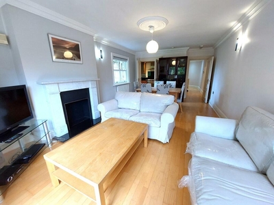 2 bedroom flat for rent in The View Point, North Common Road, London W5