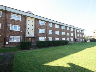 3 bedroom apartment for rent in Hatfield Close, Ilford, London, IG6