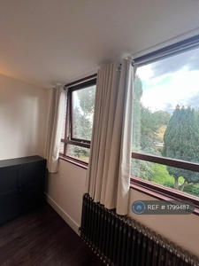 3 bedroom flat for rent in Crondall Court, London, N1