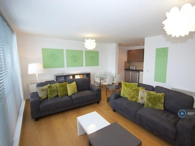3 bedroom flat for rent in Hulme High Street, Manchester, M15