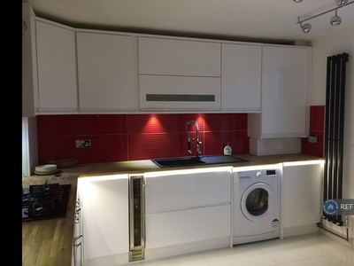 3 bedroom flat for rent in South Road, Feltham, TW13