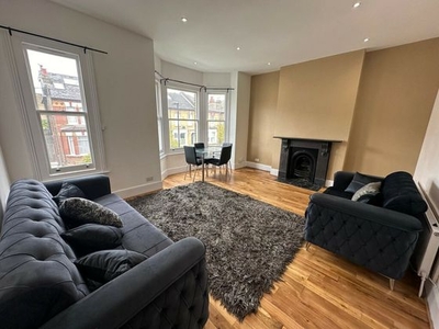 3 bedroom flat share to rent London, SE27 0PQ