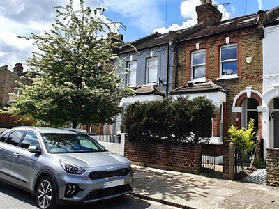 3 bedroom terraced house for rent in Livingstone Road, Palmers Green, N13