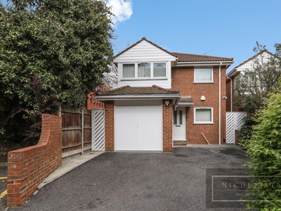 4 bedroom detached house for rent in The Avenue, Finchley Central, London, N3