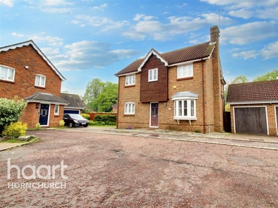 4 bedroom detached house for rent in Waltham Close, CM13