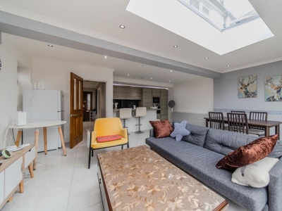 4 bedroom end of terrace house for rent in Barnes Avenue London SW13