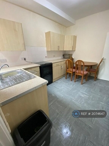 4 bedroom end of terrace house for rent in Russell Street, Nottingham, NG7