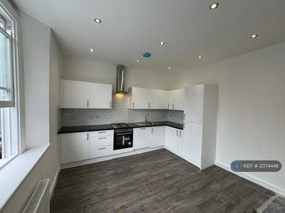 4 bedroom flat for rent in West Green Road, London, N15