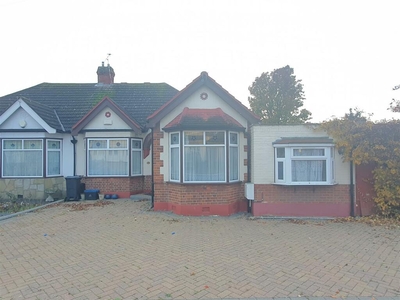 4 bedroom semi-detached bungalow for rent in Falmouth Gardens, Ilford, IG4