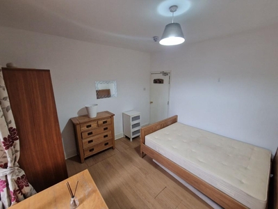 5 bedroom semi-detached house for rent in Rolleston Drive, Nottingham, Nottinghamshire, NG7
