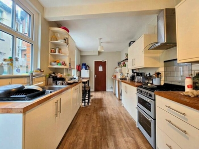 6 Bedroom Terraced House For Sale