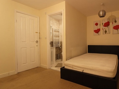 Ensuite room to rent in 3-bed houseshare in Barking, London