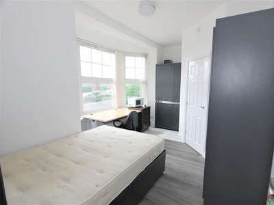 Studio flat for rent in BILLS INCLUDED Mini Studio, Queens Park Parade, NN2