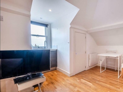 Studio flat for rent in Fitzjohns Avenue, Hampstead, London, NW3